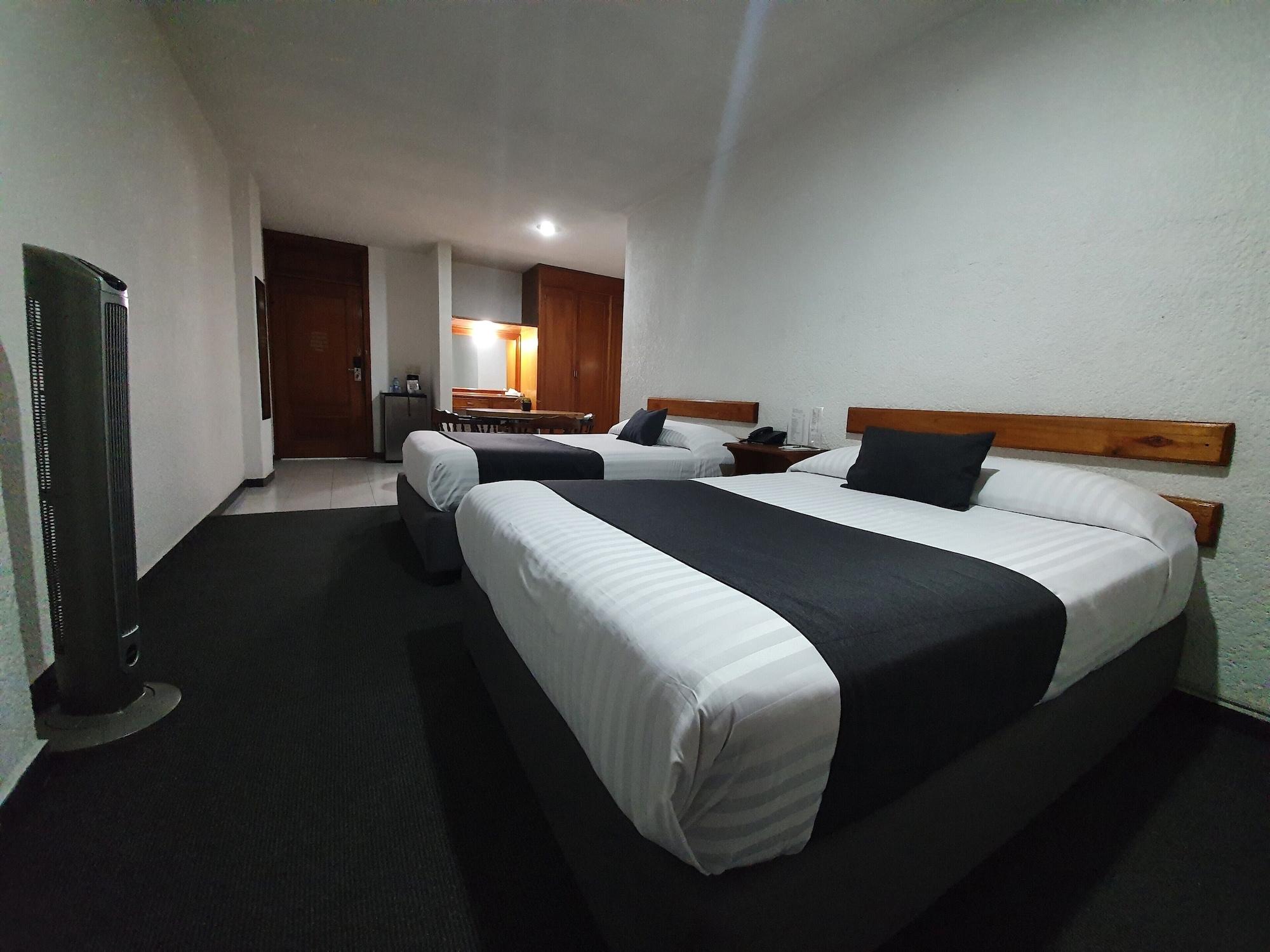 Estanza Hotel & Suites Morelia Bagian luar foto
