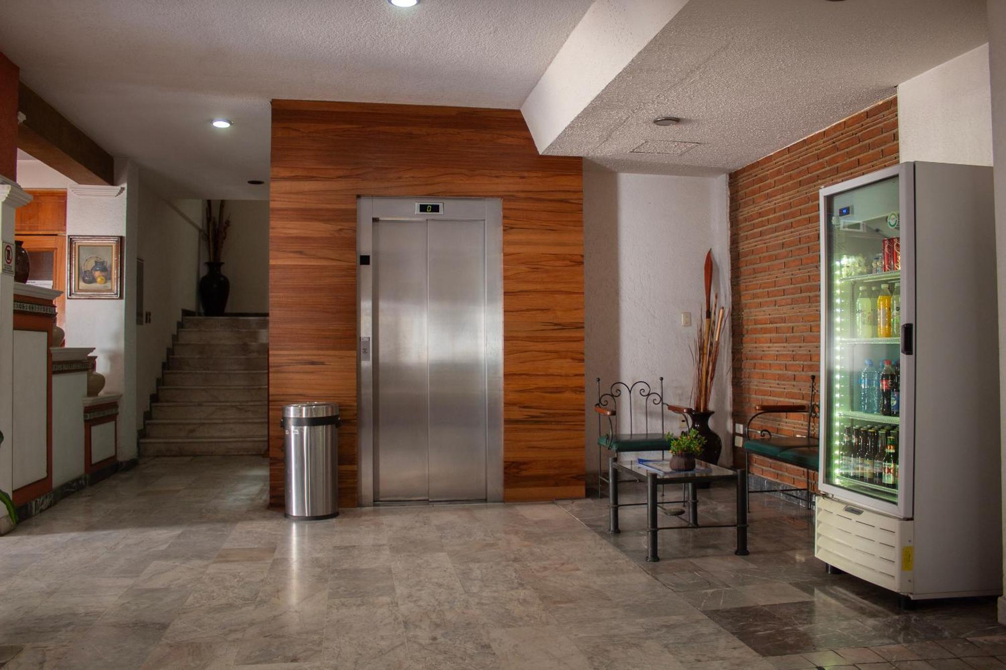 Estanza Hotel & Suites Morelia Bagian luar foto